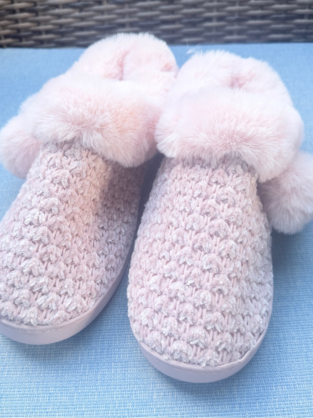 Cuddl Duds Women's 9-10 Pink Faux Fur Pom-Pom Slip-On Slippers Flat Cozy Winter